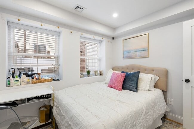 Building Photo - 277 W 5th St