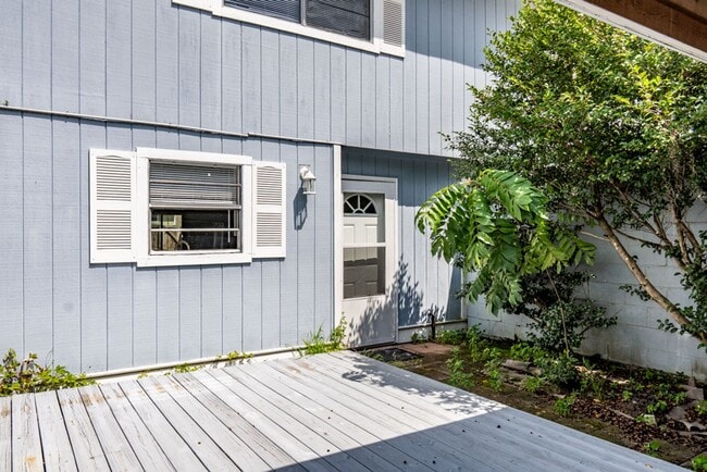 Building Photo - Spacious Two Bedroom Townhome