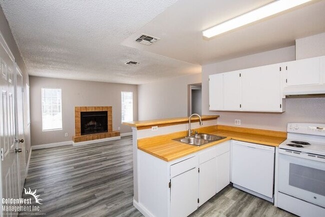Building Photo - Beautifully Updated 2Bdm 1Ba Unit in a Gat...