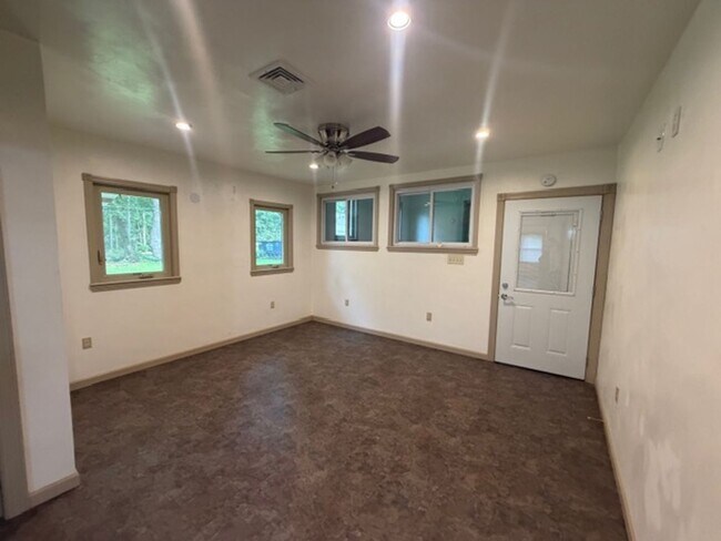 Building Photo - 549 Forest Rd