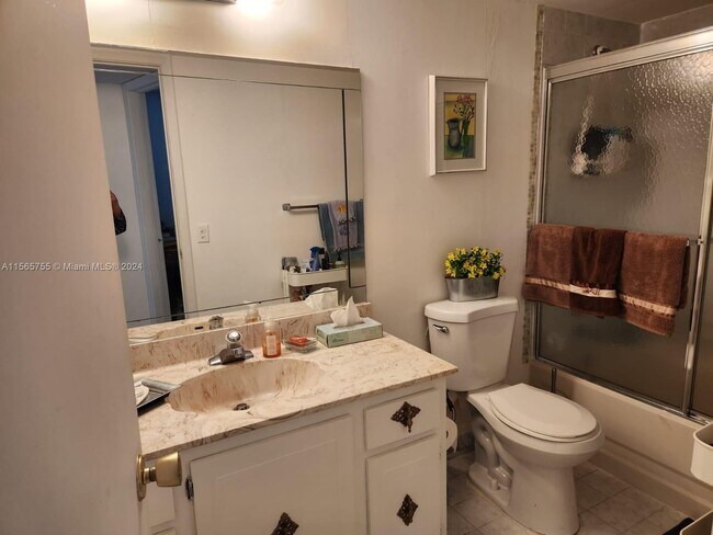 Building Photo - 3571 Inverrary Dr