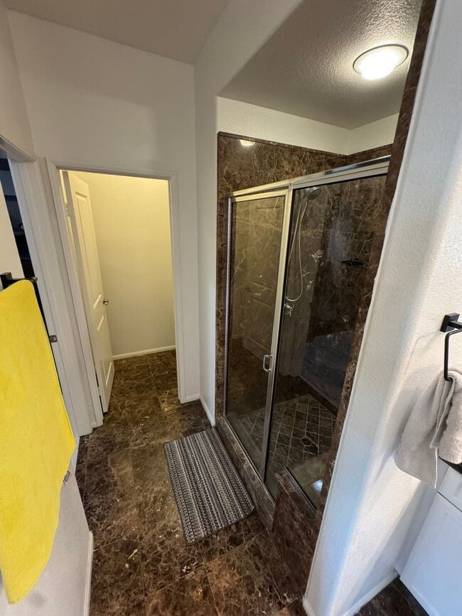 Building Photo - Spacious 2-Bedroom, 2-Bath Modern Home Loc...