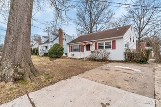 Building Photo - Well Maintained 3 Bedroom 1.5 Bathroom Spl...