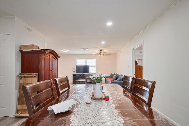 Building Photo - 1308 W Dumble St