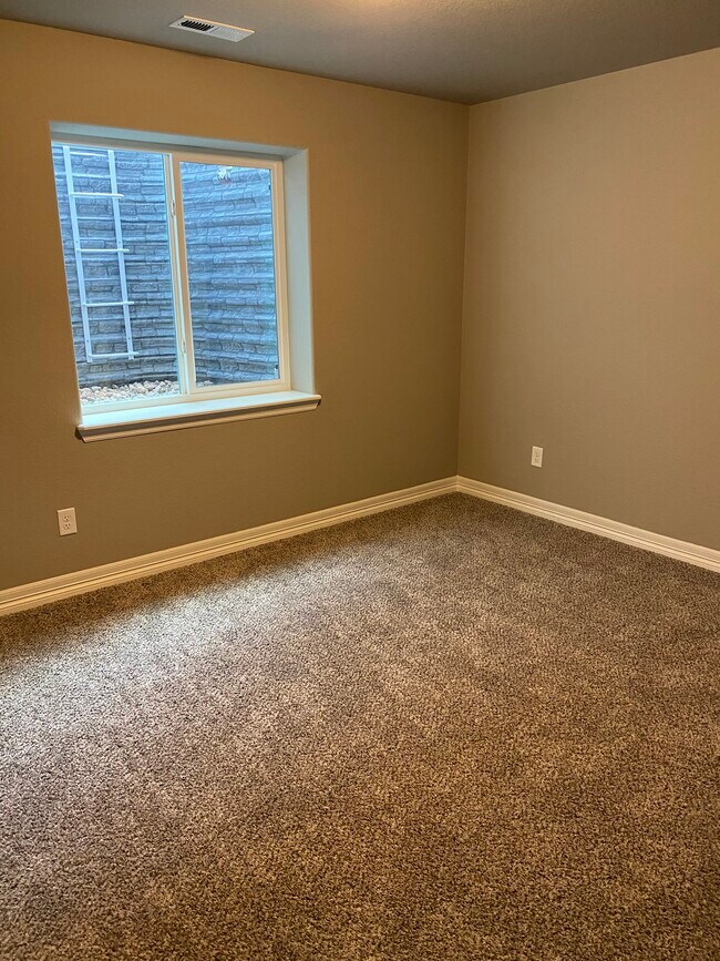 Room available - 5383 Homeward Dr