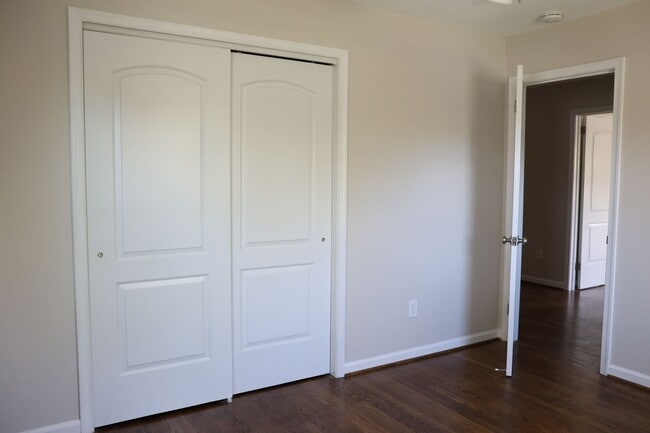 Building Photo - Fabulous neighborhood 4 BR home right on Elizabeth Lake