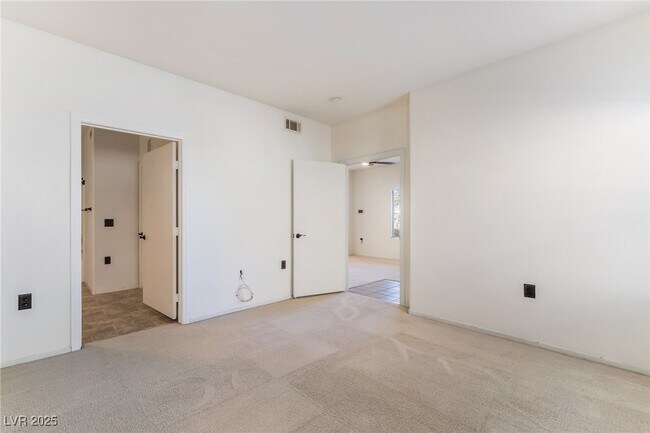 Building Photo - 3400 Cabana Dr