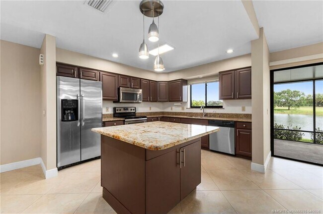 Building Photo - 3281 SW Bobalink Way