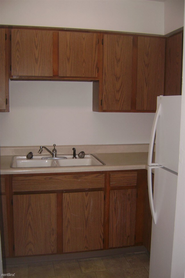 Building Photo - 1 br, 1 bath Apartment - Lake Wind Apartments