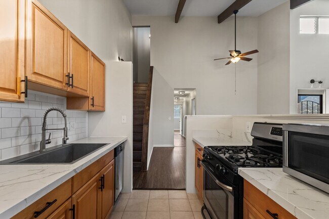 Building Photo - Spacious 3-Bed, 2-Bath Pet-Friendly Townhome in Prime Aiea Location – End Unit with Private Lanai...