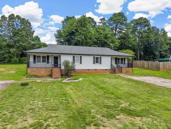 Building Photo - Freshly renovated 2 bed 2 bath home-$500 off first month rent!!