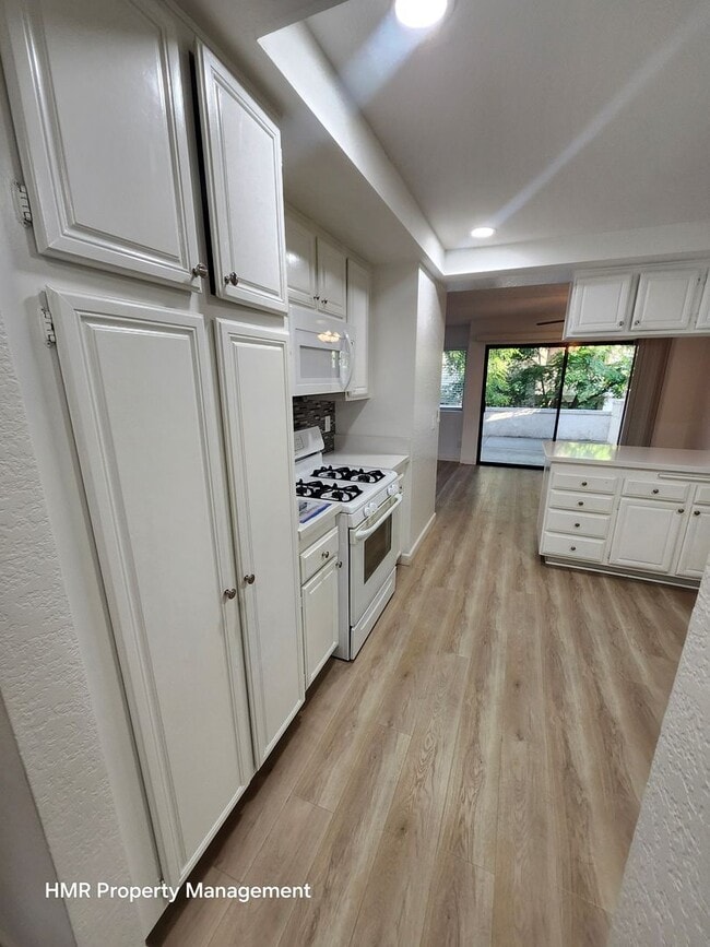 Building Photo - Beautiful 3-Bed, 3-Bath Condo in Prime Cla...