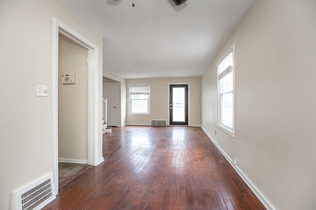 Building Photo - 2 BED 1 BATH BEAUTIFUL SINGLE FAMILY HOME