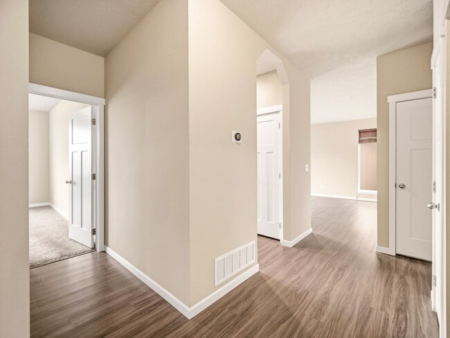 Building Photo - Spacious 5-Bedroom Home with Private Yard & Parking in Spokane