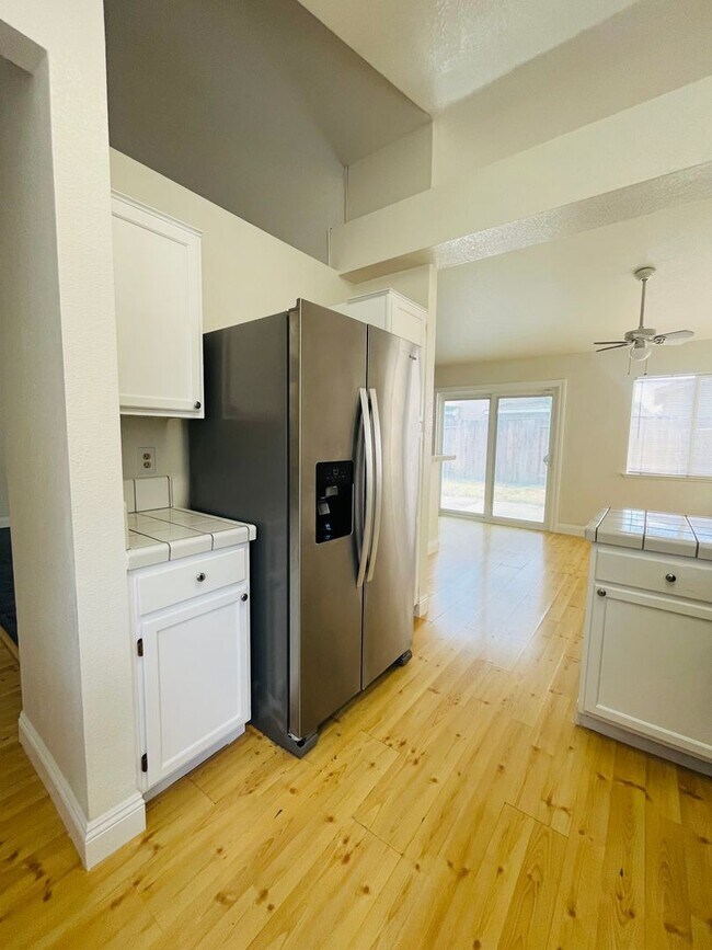 Building Photo - $2450 - 3 Bed/2 Bath Home in a Beautiful Neighborhood