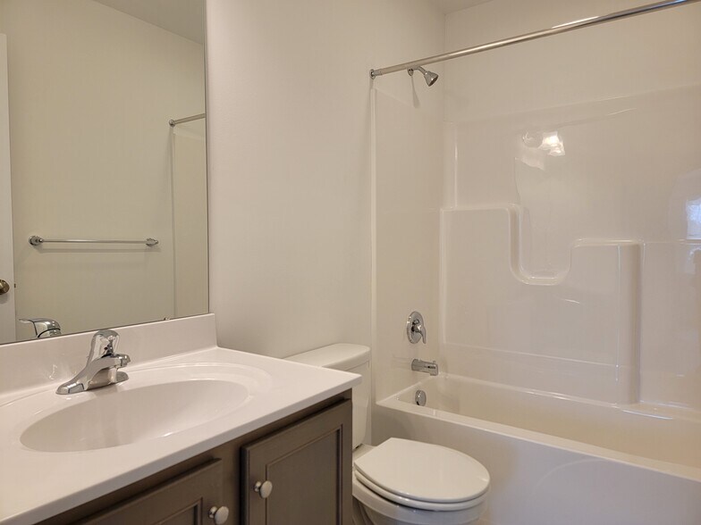 Building Photo - 173 Robert Cir