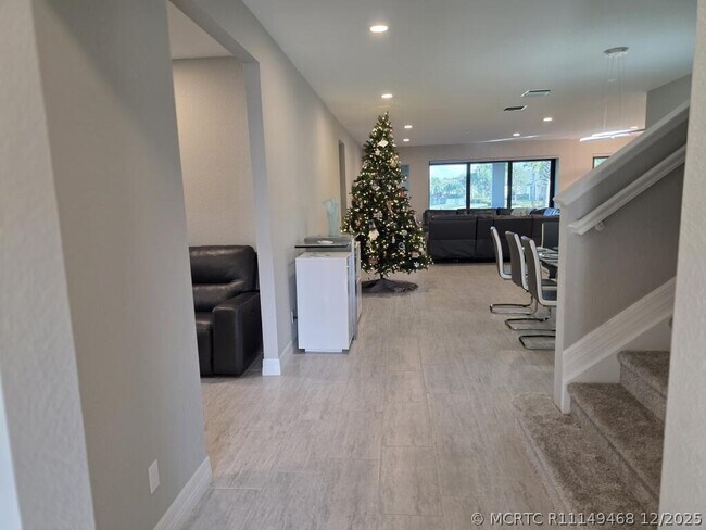 Building Photo - 527 SE Vallarta Dr