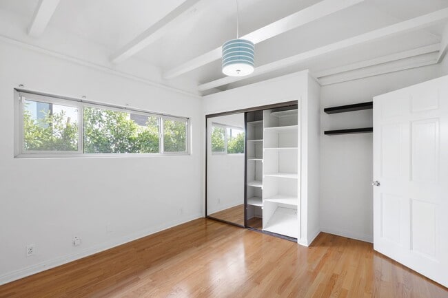 Building Photo - Spacious 4 BR 3 BA Home in Prime West L.A.