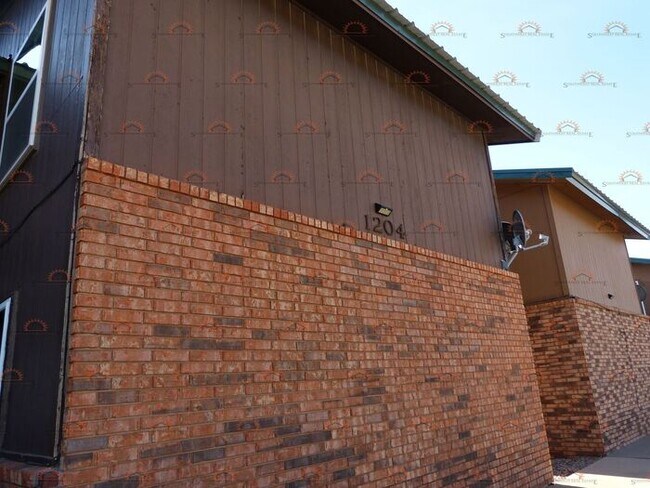 Building Photo - Spacious 2 bedroom 1 bath with a fireplace!
