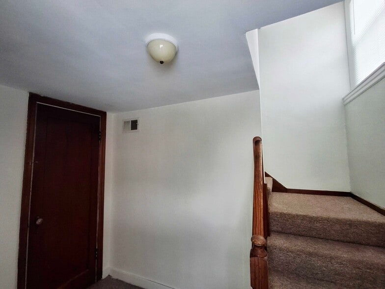 Building Photo - 543 Dresden Ave