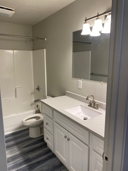 Bathroom - 626 Vattier St