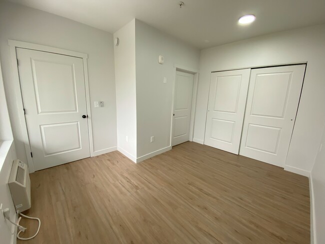 Building Photo - Completely Renovated Apartment!