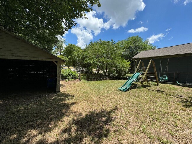 Building Photo - Cute Bungalow Near NC State Fairgrounds - ...