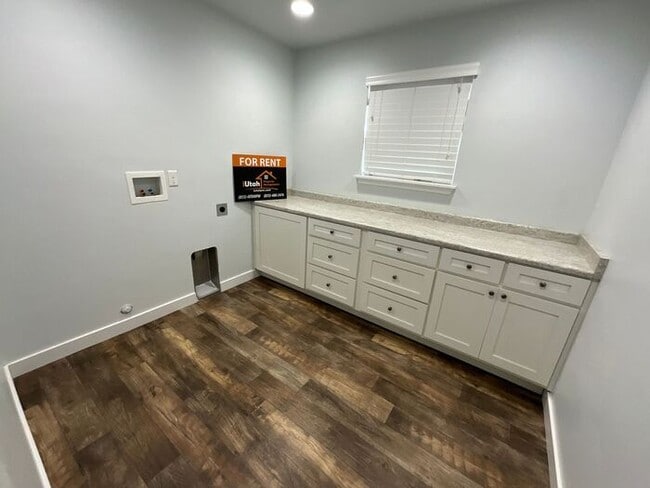 Building Photo - 4 bdrm 3 bth Home 2 Car Garage- Small Dog ...