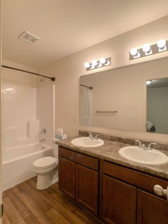 Building Photo - 391 Ariel Dr