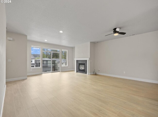 Building Photo - 12921 SE Creekside Terrace