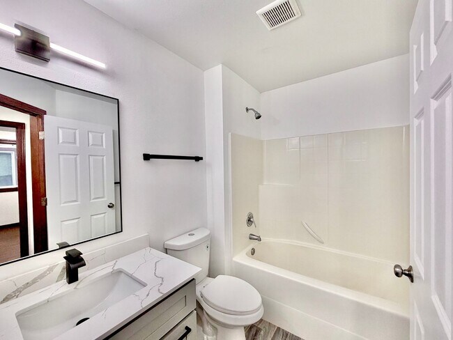 Building Photo - Spacious, remodeled two-level duplex