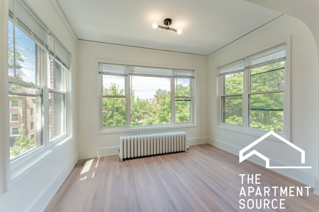 Bright Sun Room - 1233 W North Shore Ave