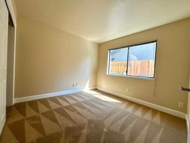 Building Photo - Beautiful 4 Bedroom Single Story For Rent in Gold River!