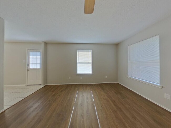 Building Photo - 33107 Cottonwood Bend