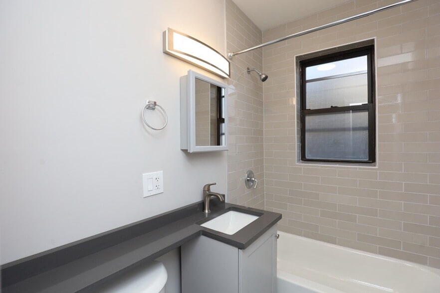 Building Photo - 4551 N Damen Ave