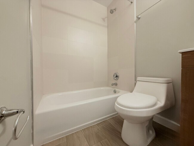 Building Photo - 1001 W 9th St