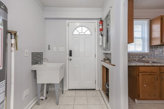 Building Photo - 2 Bedroom/1 bath Single House!