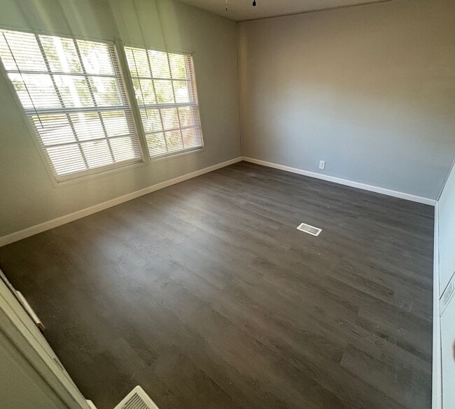 Building Photo - FOR RENT