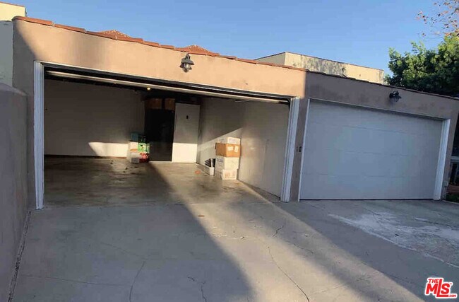 Building Photo - 994 Stearns Dr