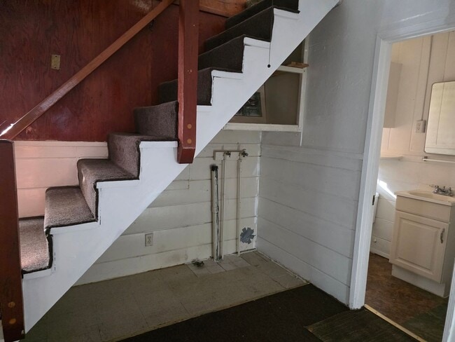 Building Photo - Cute 2 bedroom, 1 bath close to town