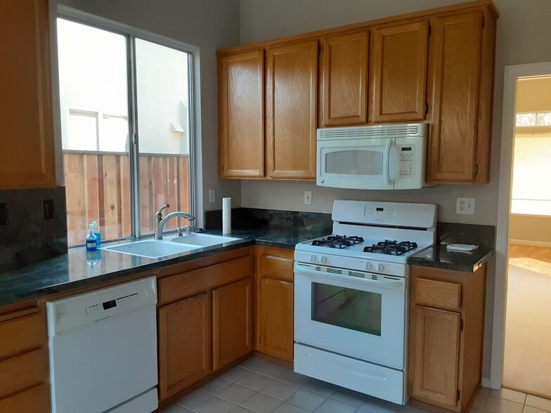 Building Photo - 1144 S Bluff Dr