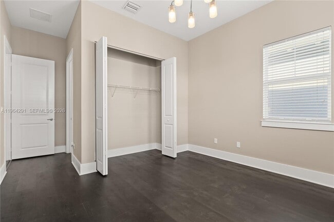 Building Photo - 912 NE 17th Way