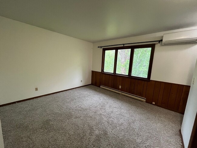 Building Photo - Lakeside 5 Bedroom 3 Bath Home Available N...