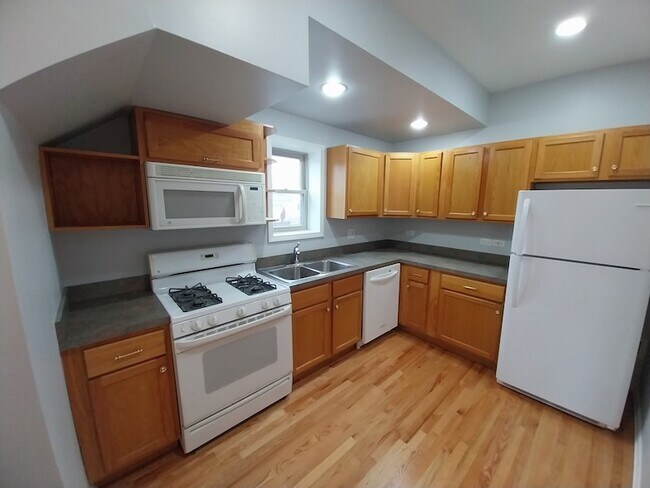 Building Photo - 4552 N Newland Ave