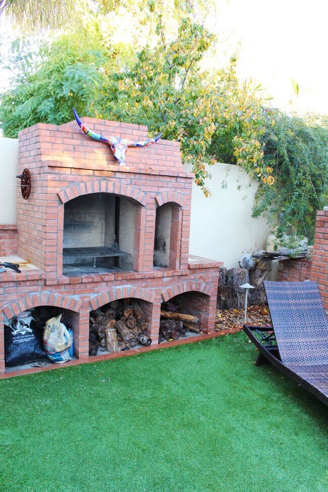 Building Photo - Mesa Gem with Pool for Rent!