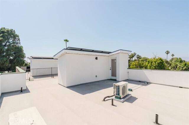 Building Photo - 5654 Cartwright Ave
