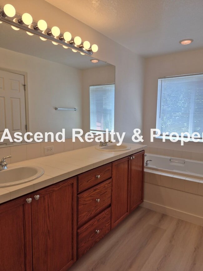 Building Photo - Available NOW! Updated in Arbor Roses 3Bed...