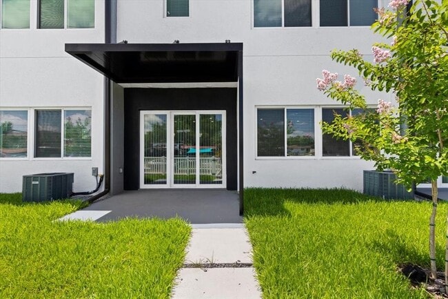 Building Photo - 2608 W Columbus Dr