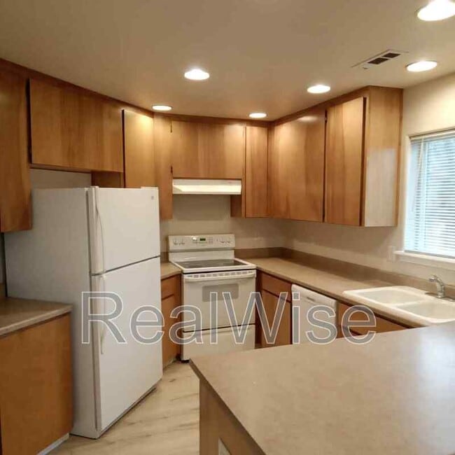 Building Photo - 3172 Forest Hills Dr