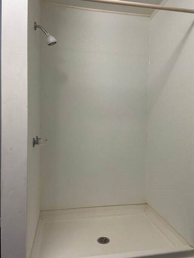 Building Photo - Single-Family Home in Hollister